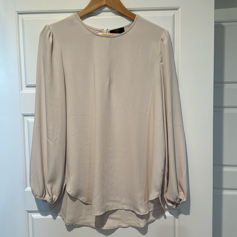 Tahari long sleeved blouse